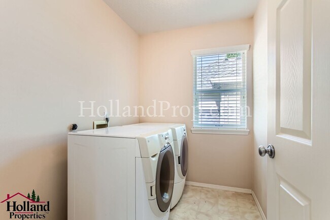 Building Photo - Spacious 4-Bedroom Home in Orenco Gardens ...