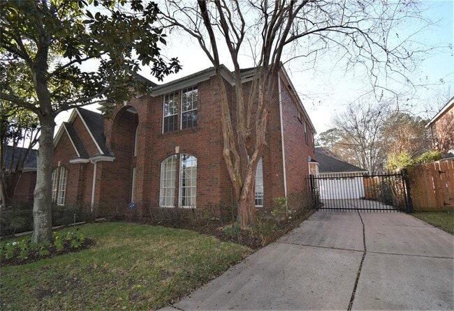 Building Photo - 1323 W Forest Dr