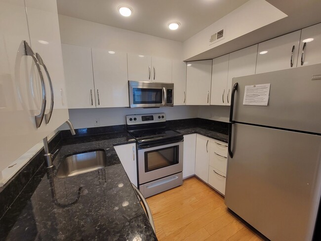 Building Photo - Spacious and Bright 2BR 2BA in DC Perfect ...