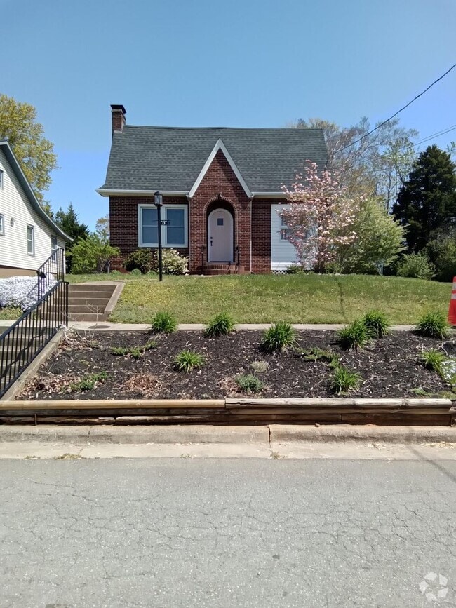 Building Photo - Fully Furnished Home Just Minutes From LU