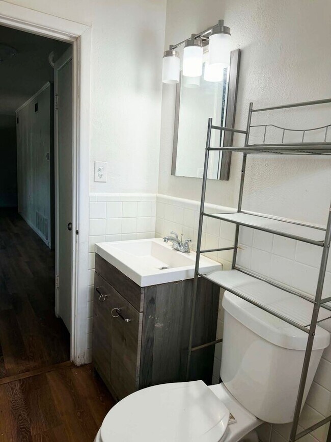 Building Photo - Adorable, Unique, and Roomy 3/2 Close to Tech! Move in Special Half off First Month!