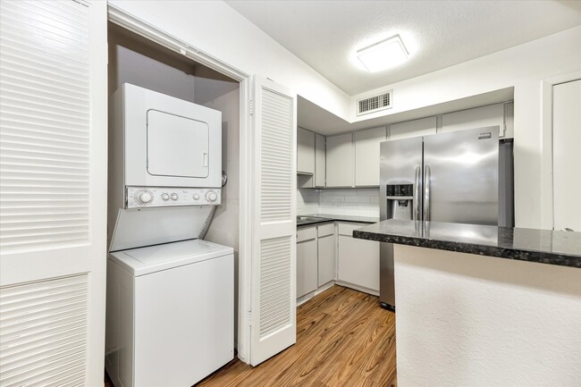 Building Photo - 10811 Richmond Ave.