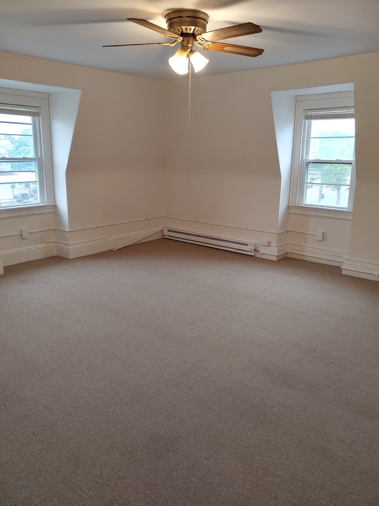 Building Photo - 321 Main St