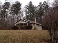 Building Photo - Quaint Cottage in Fairview