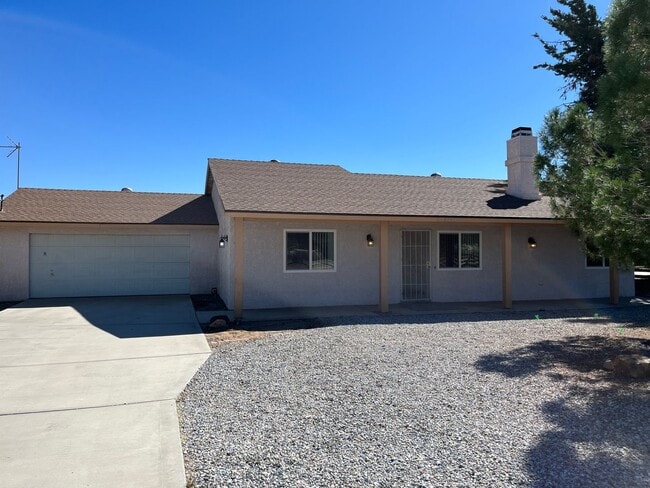 Building Photo - 3 Bedroom 2 Bath home in Hesperia Availabl...