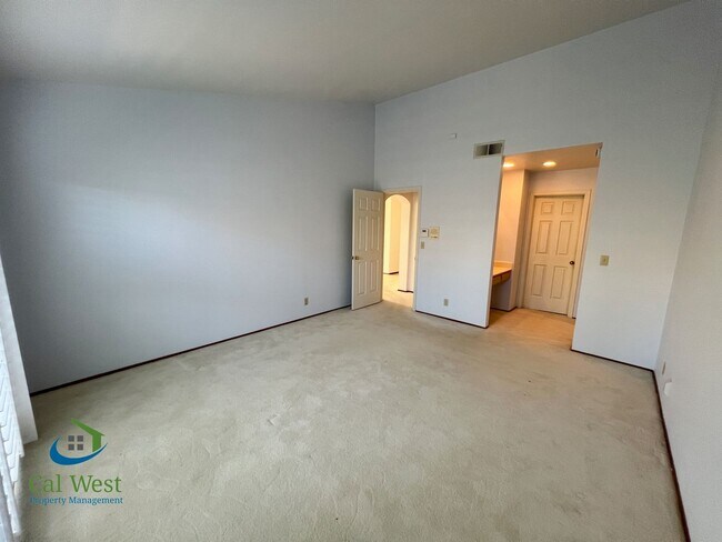 Building Photo - 2331 Cresthaven St