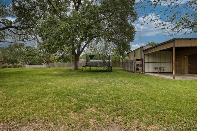 Building Photo - 500 W Austin St