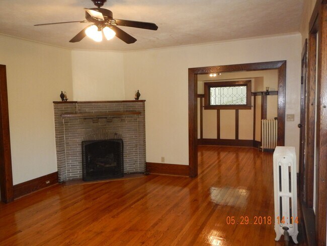 Building Photo - Available 6/1/25 Charming Two Story Single...