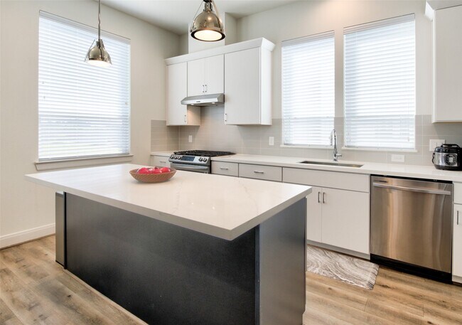 Building Photo - 1909 Maury St