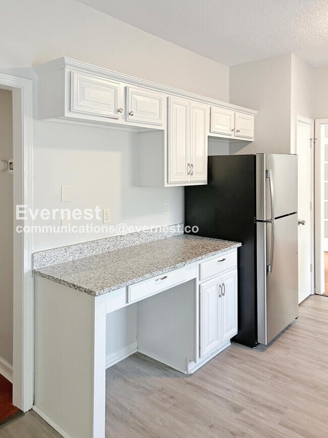 Building Photo - 3 Bed/2.5 Bath Home with Garage / Pet-Friendly / Vouchers Accepted /Available Now!