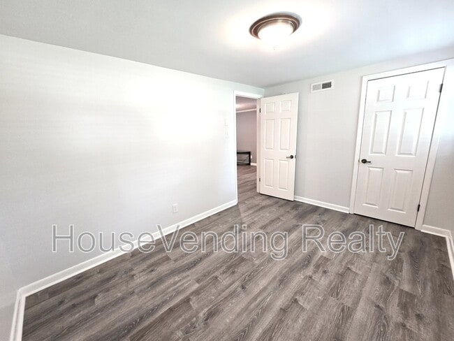 Building Photo - 11100 Hughlan Dr