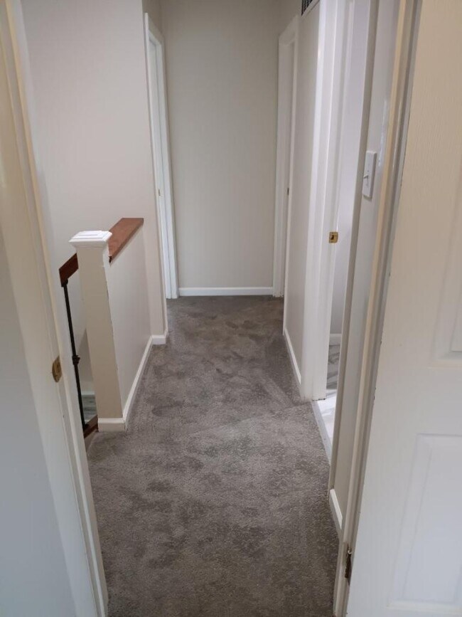 Hallway - 620 Graybridge E