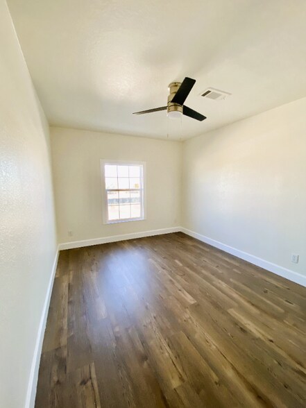 Building Photo - 415 Mostyn Ln