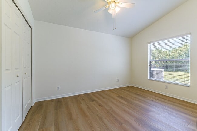 Building Photo - 4 Bed / 3 Bath Unfurnished Family Home wit...