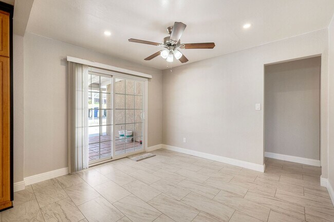 Building Photo - Three bedroom two bath home- fenced yard! - Castle Park