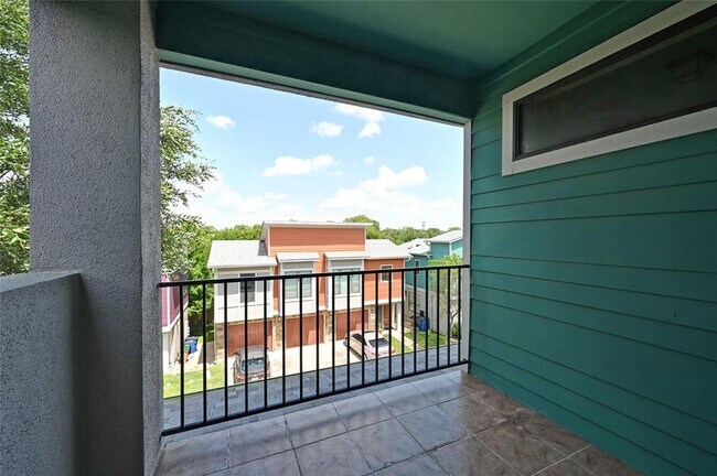 Building Photo - 1504 Lorraine Loop