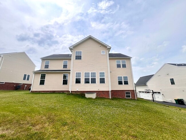 Building Photo - 3006 Farm View Dr