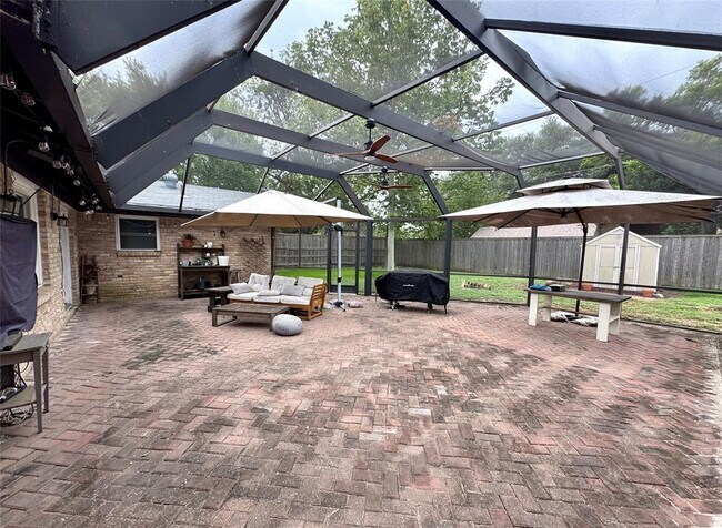 Building Photo - 2805 Silverway Dr