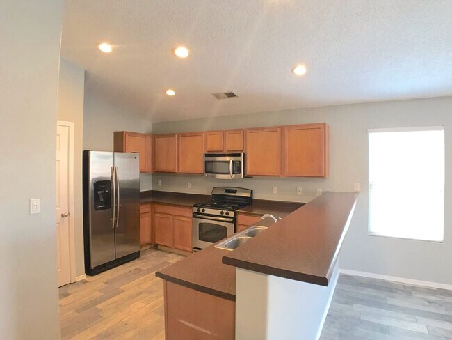 Building Photo - Don't miss out!  Beautiful 3 bedroom Los Lunas Home! Open Layout, spacious living room. Easy I-25...