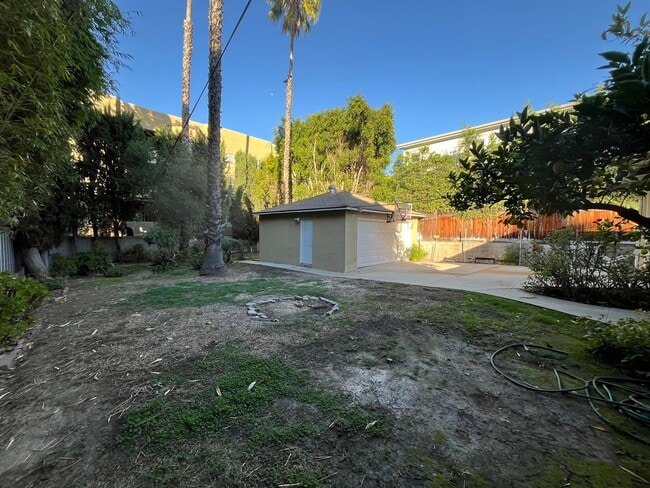 Building Photo - S of the Blvd 2+1.5 w/backyard, bonus spac...