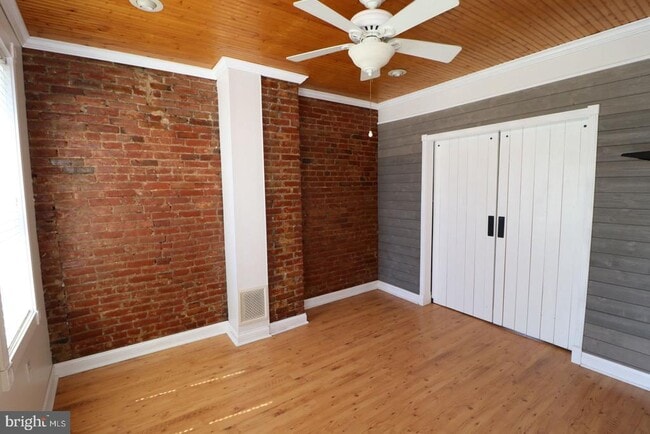 Building Photo - 1422 S Orianna St