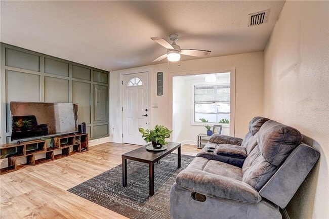 Building Photo - Cozy, Cute 3 bedroom 1 bath