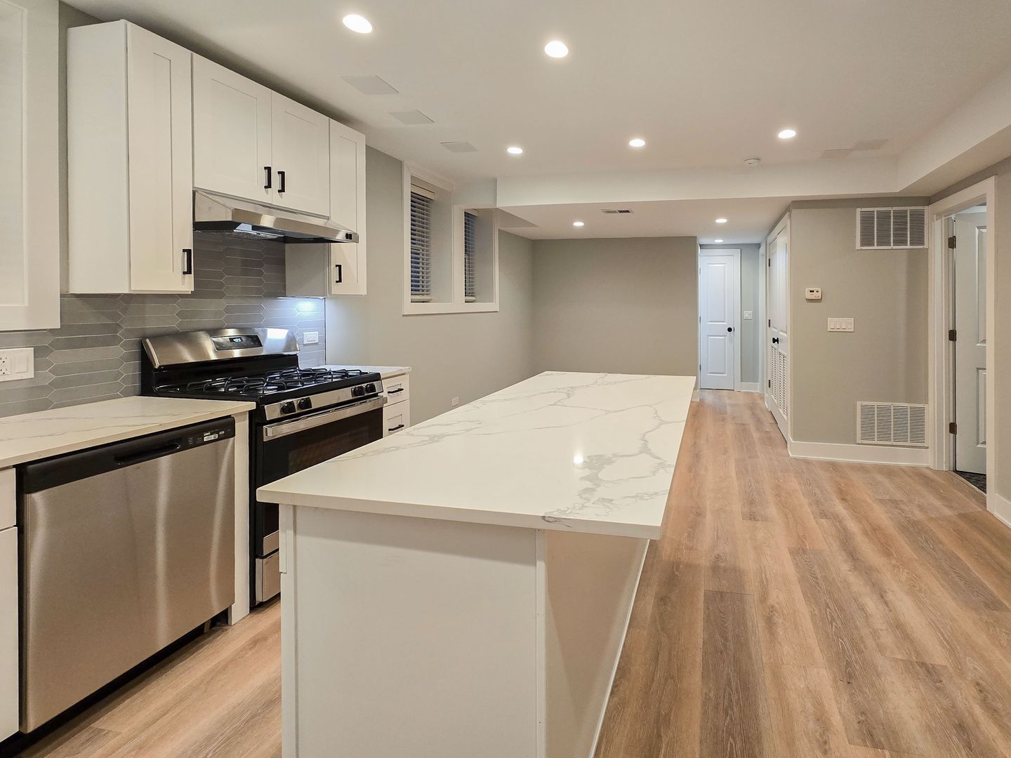 Building Photo - 4838 N Wolcott Ave