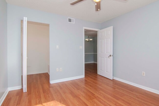 Building Photo - Remodeled 2 Bedroom 2 Bathroom w/ Master Ensuite Walk In Shower