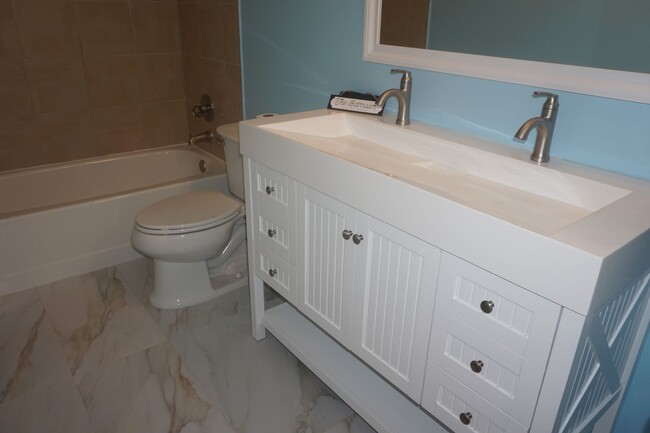 Building Photo - 3 Bedroom 2 Bathroom Corner lot home