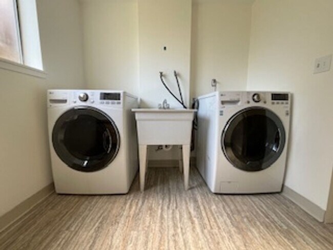 Building Photo - Completely Refreshed 4-Bedroom Shoreline Home