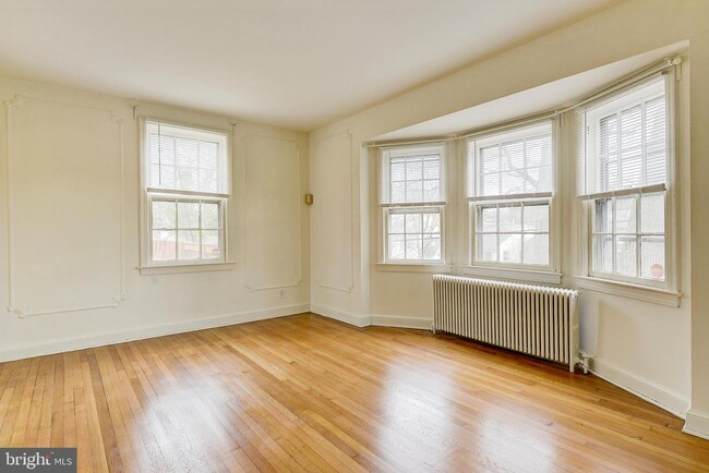 Building Photo - 4914 Crescent St