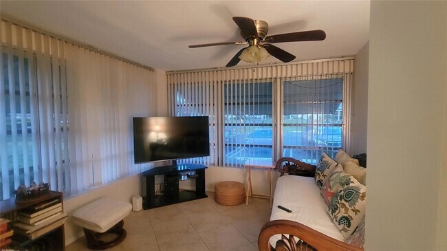 Building Photo - 1252 Club Dr
