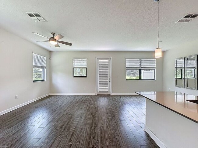 Building Photo - Beautiful Furnished townhome in Vistas of ...