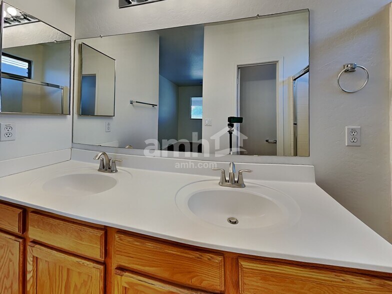 Building Photo - 11170 W Almeria Rd