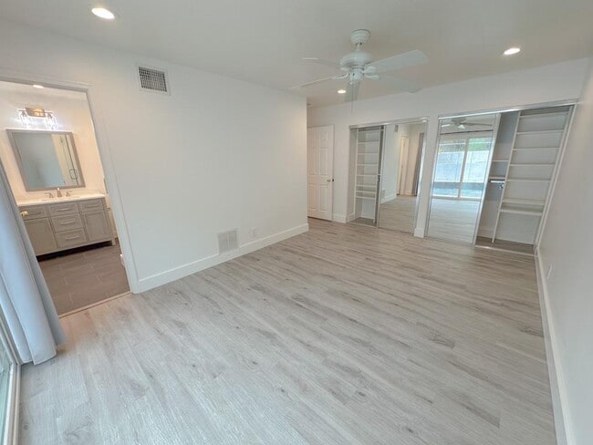 Building Photo - 25761 Serenata Dr