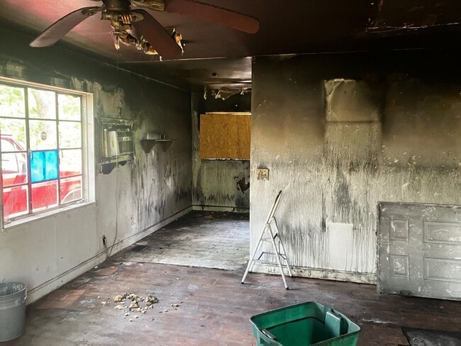 Building Photo - HANDYMAN SPECIAL! NO CREDIT CHECK or BACKG...