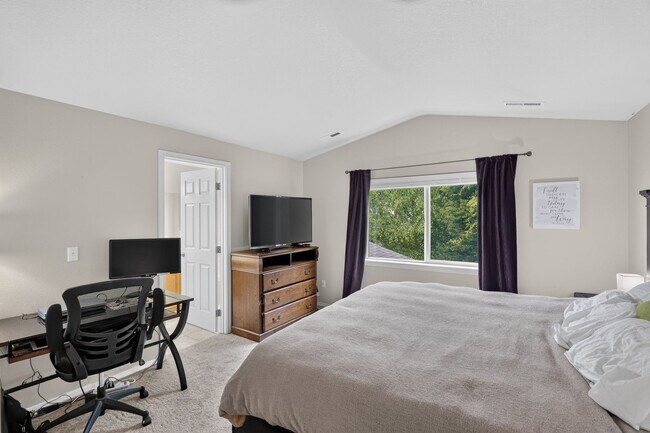 Building Photo - 3 Bedroom/2.5 Bath + Bonus Room & Outdoor living