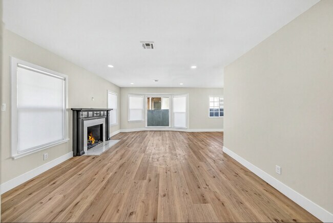 Building Photo - 1667 Valencia Ave