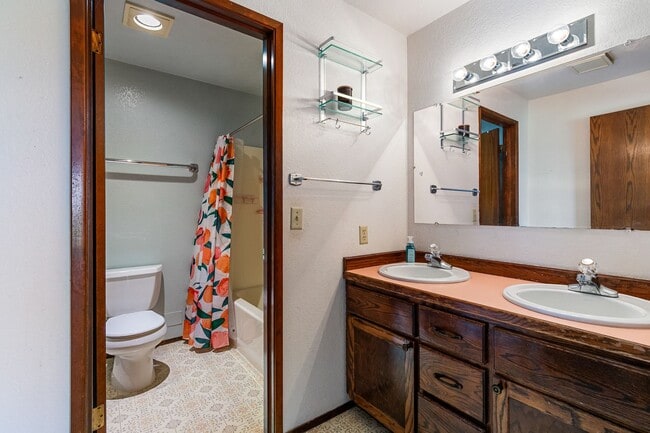 Building Photo - 197 Bay Lyn Dr