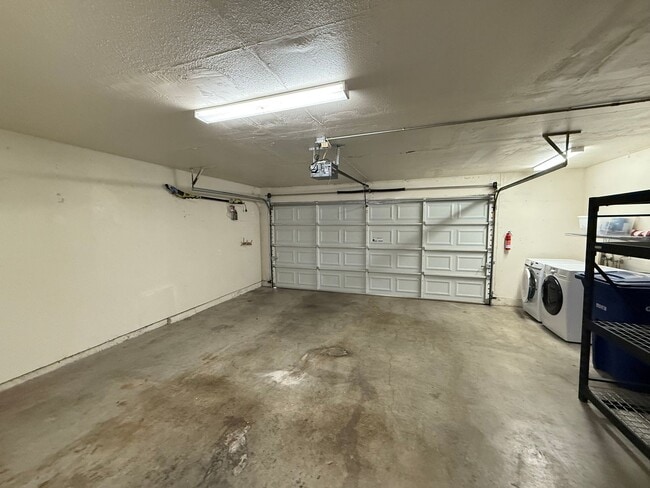 Building Photo - Single story 3 bedroom with attached Garage!