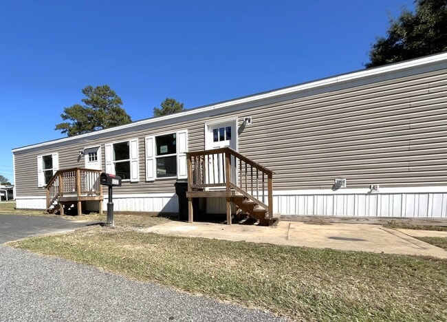 Building Photo - 3110 Victory Dr