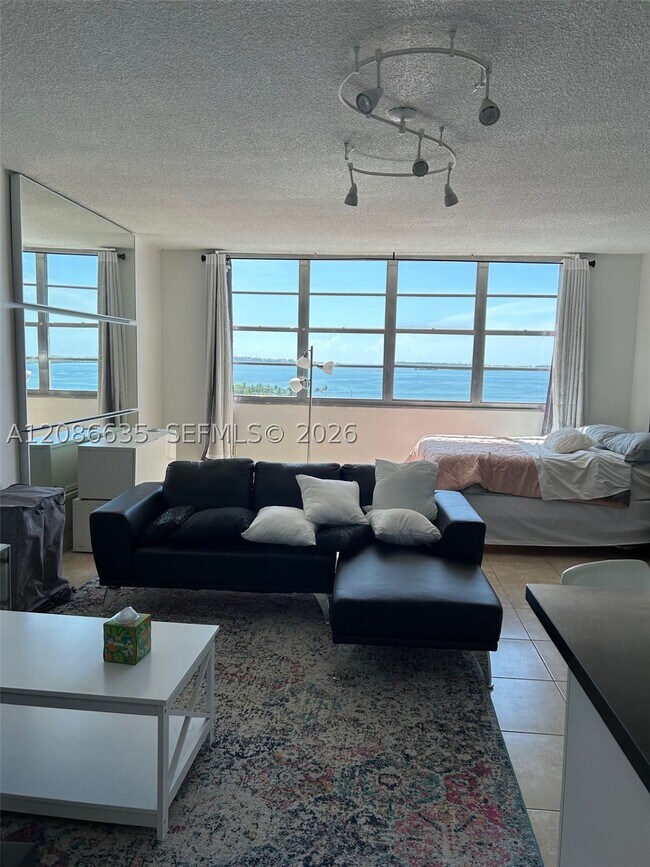 Building Photo - 905 Brickell Bay Dr