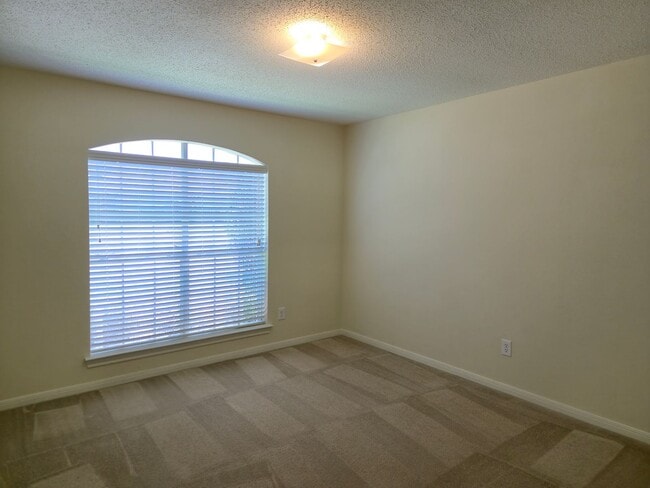 Building Photo - Hewitt Duplex!