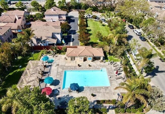 Building Photo - Large Ventura Home with Community Pool