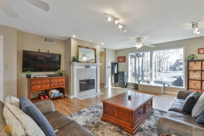 Building Photo - 13 Northlake Dr