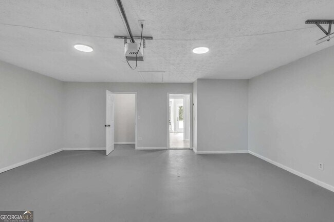 Building Photo - 250 Meadow View Dr