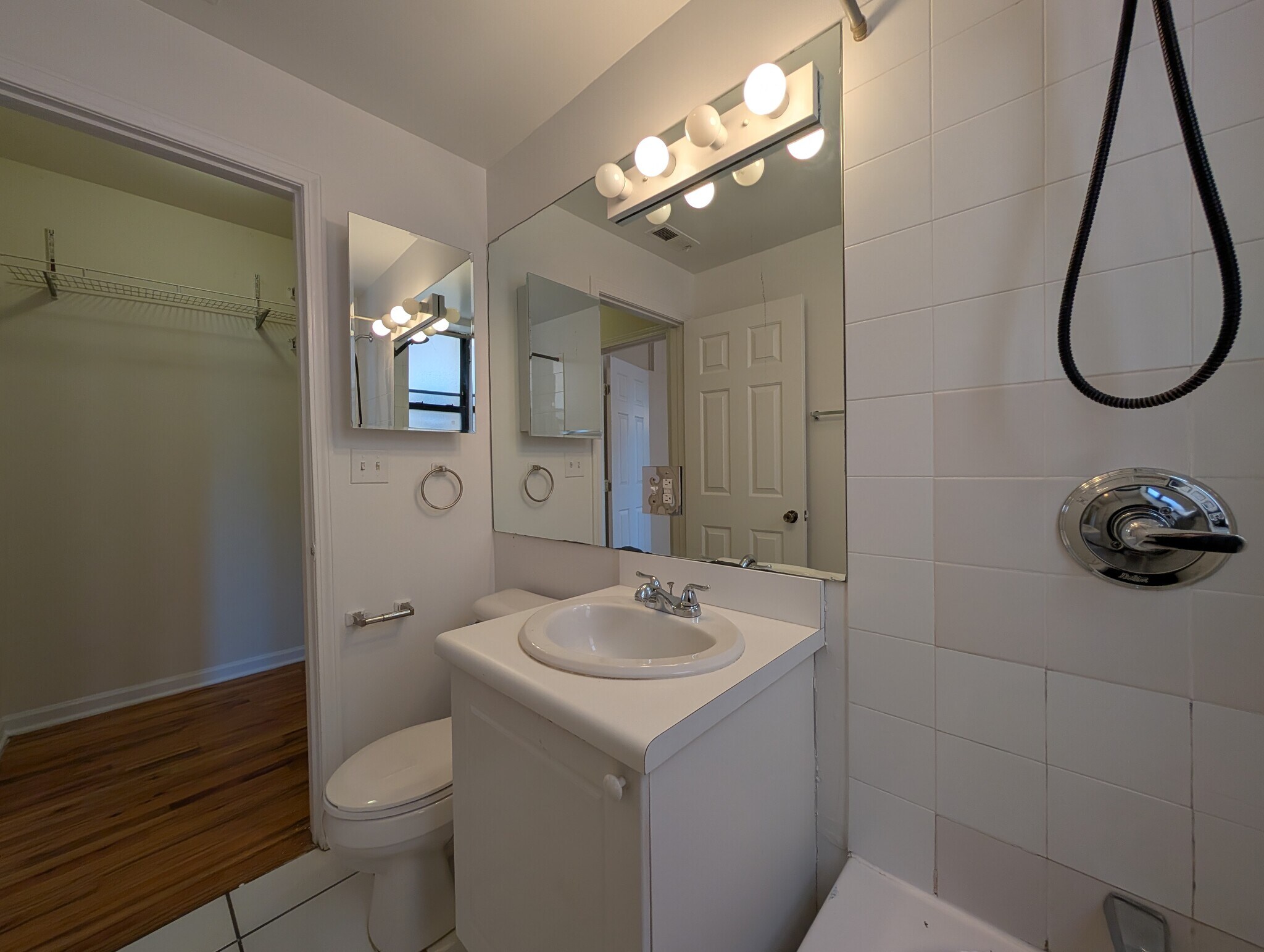 Building Photo - 912 W Dakin St