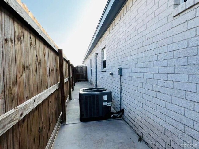 Building Photo - 11 Playa Dr