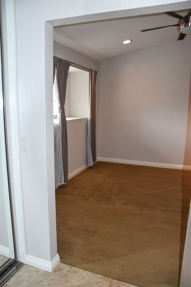 Building Photo - 3 Bedroom 2.5 Bath Hampton Court Condo Nea...
