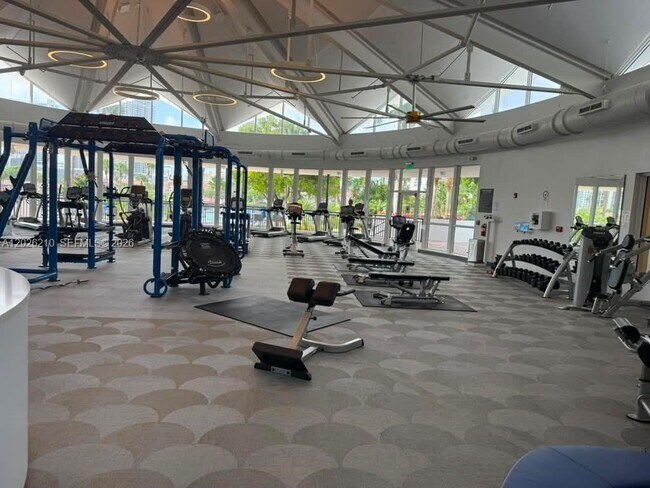 Building Photo - 2500 Parkview Dr